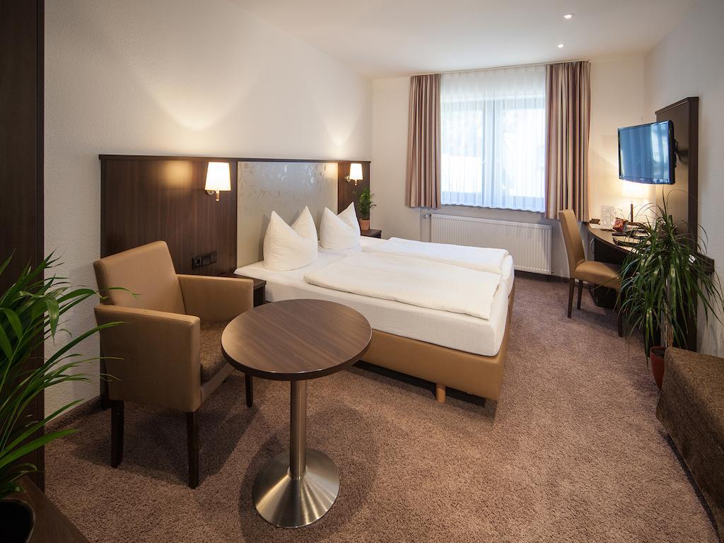 Hotel Engel Rheinmunster Quarto foto