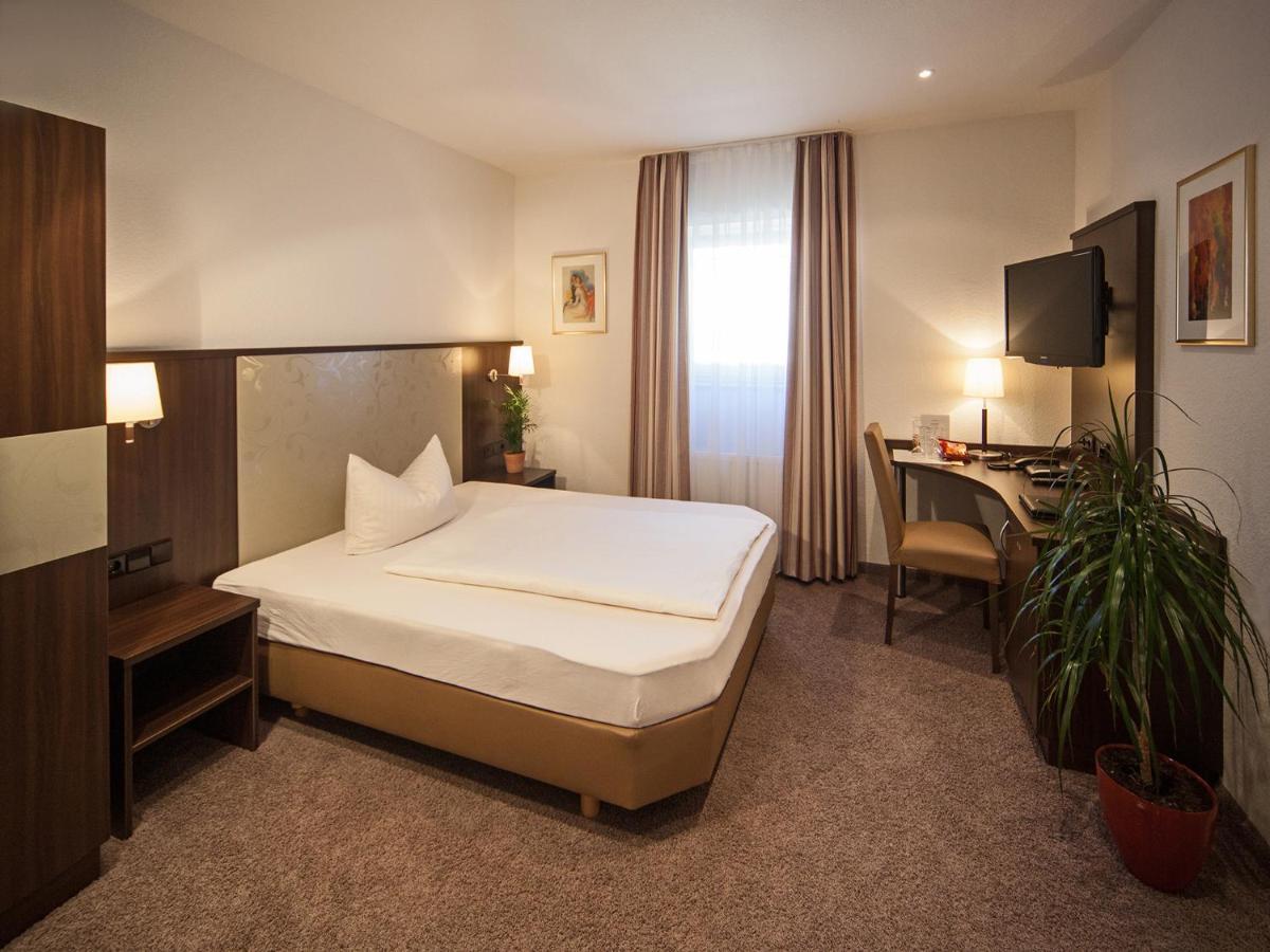 Hotel Engel Rheinmunster Quarto foto